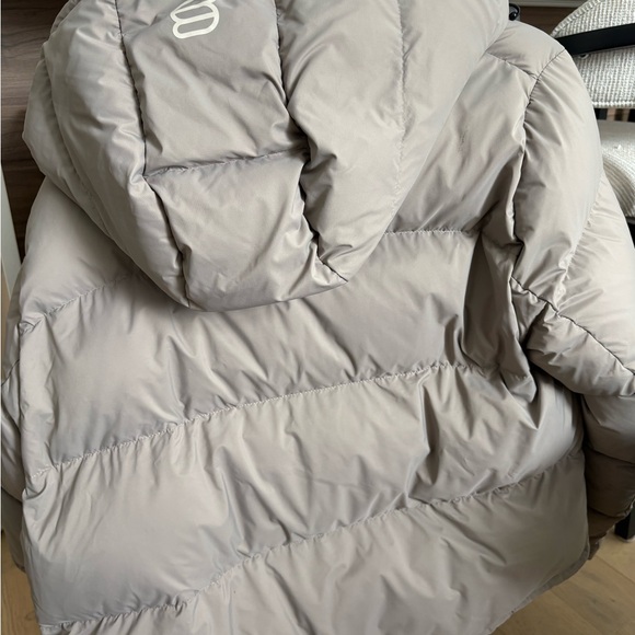 Aritzia Puffer Bomber Jacket in Light Taupe - Picture 5 of 7